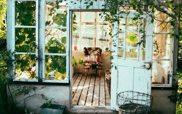 How Can You Design a Balcony Garden That Thrives in All Seasons in an Urban Environment?